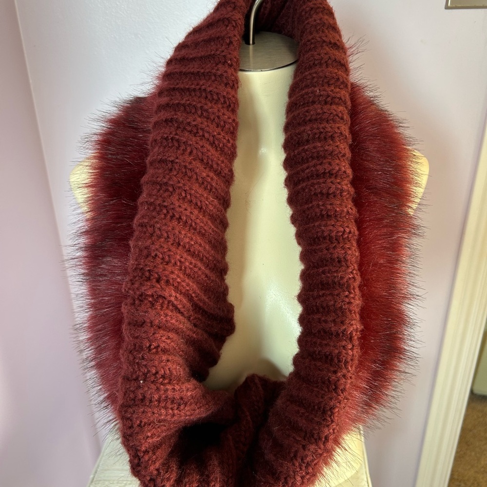 Chic Maroon Knit Scarf with Faux Fur Trim